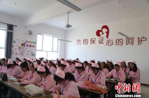 月嫂市场ayx爱游戏调查：上岗证随便买明星级月入三四万(图3)