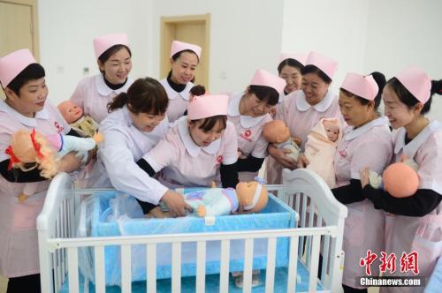 月嫂市场ayx爱游戏调查：上岗证随便买明星级月入三四万(图1)