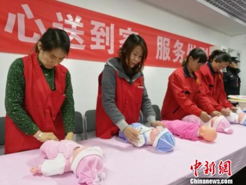 月嫂市场ayx爱游戏调查：上岗证随便买明星级月入三四万(图4)