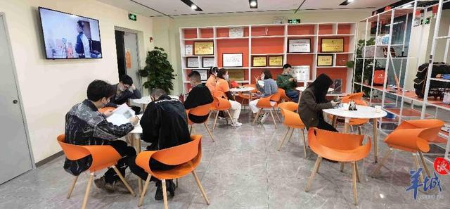 年薪最高30万元！节后广州家政市场火爆ayx爱游戏男家政成为香饽饽(图2)