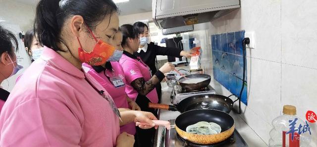 年薪最高30万元！节后广州家政市场火爆ayx爱游戏男家政成为香饽饽(图3)
