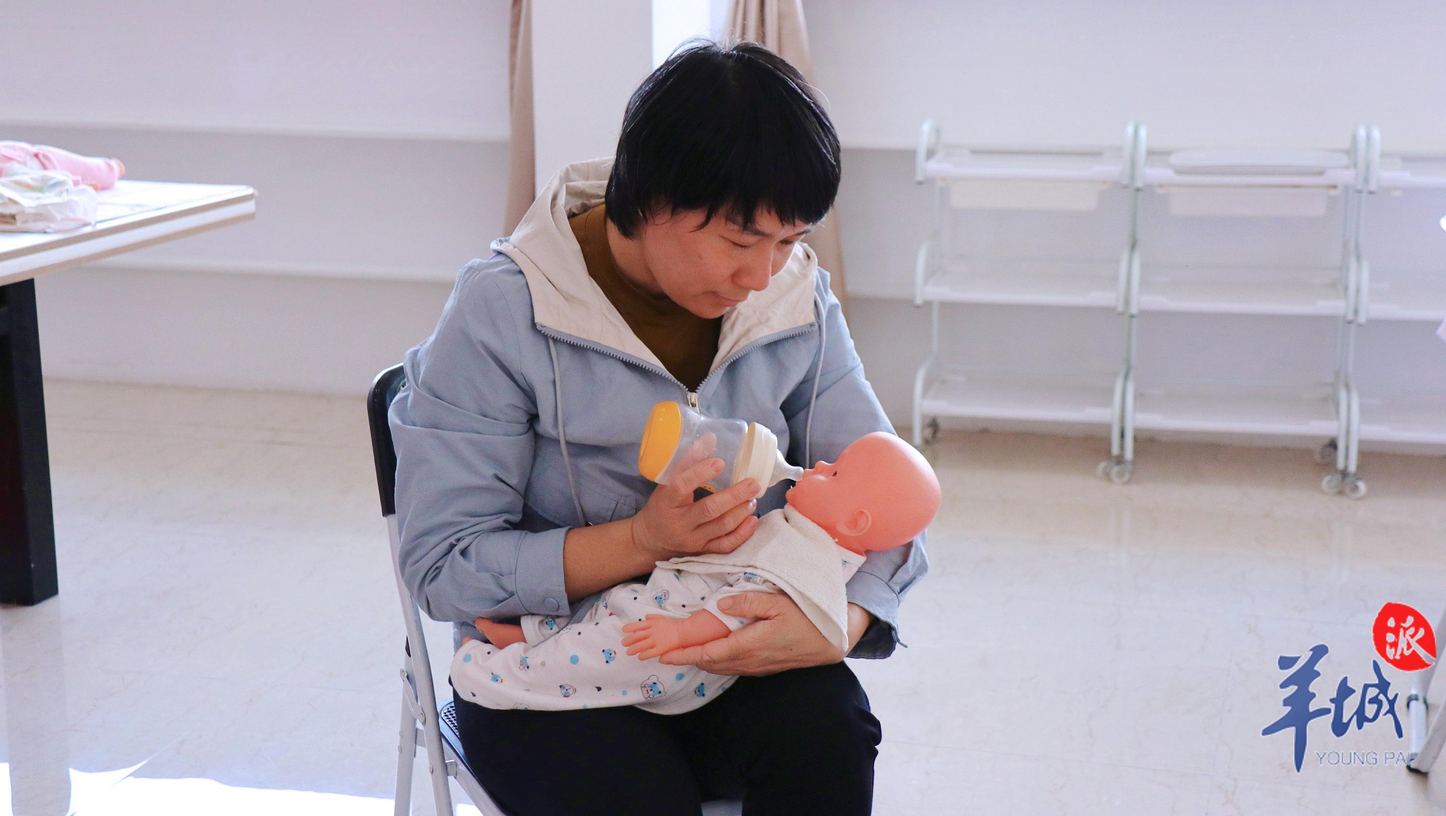 五星级服务人员江春燕：家政技能让我抬起头来走路都有信心｜南粤家政ayx爱游戏典型人物(图2)