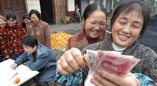 40岁的宝妈买黄金手镯被怼去当月嫂了她：卑微的生活伤不起ayx爱游戏(图16)