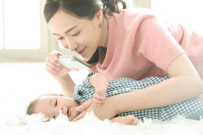 重庆女子称未满月儿子遭月嫂扇耳光、用强光照眼睛官方：正调查