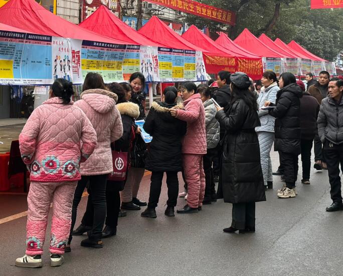 ayx爱游戏衡南县泉溪镇：春风送“岗” “职”等你来(图1)