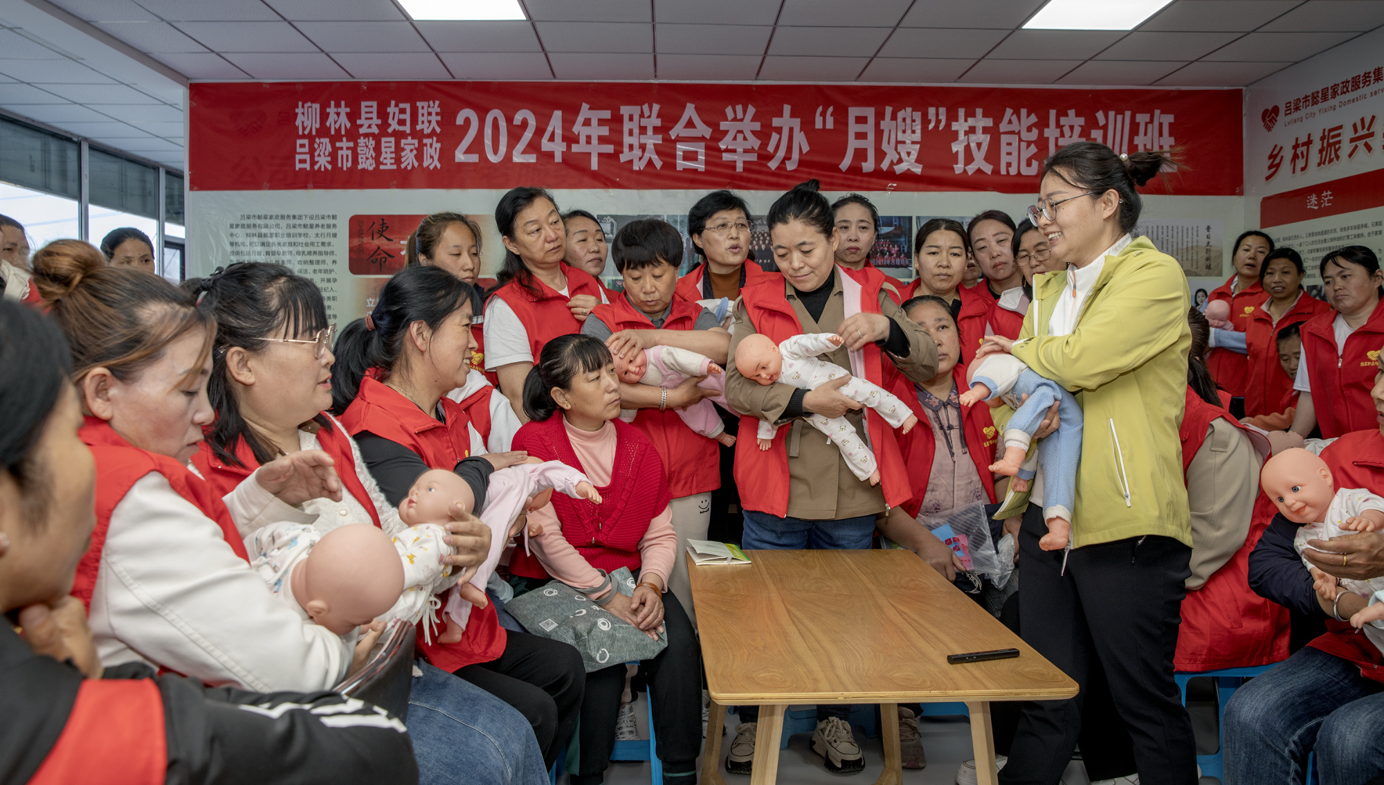 山西柳林2024年首期月嫂ayx爱游戏技能培训班火热进行中(图1)
