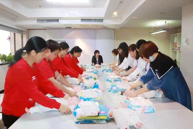 如ayx爱游戏何选择自营月嫂：家家月嫂与小家政公司的优劣对比(图4)